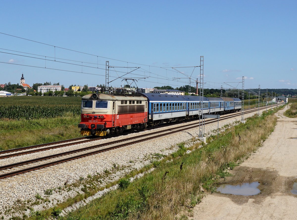 Die 242 245 mit einem R nach České Budějovice am 05.08.2017 unterwegs bei Horusice.