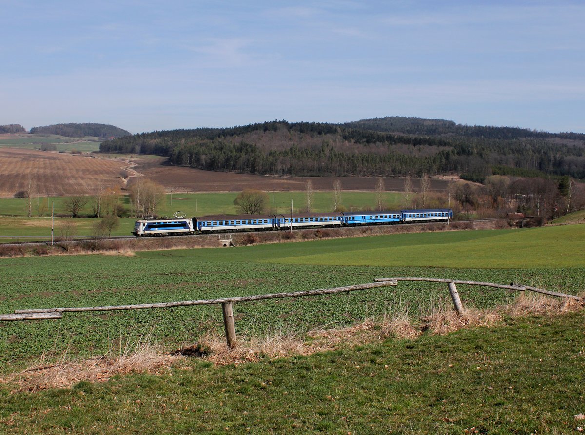Die 242 250 mit einem Sp am 27.03.2016 unterwegs bei Vícenice.