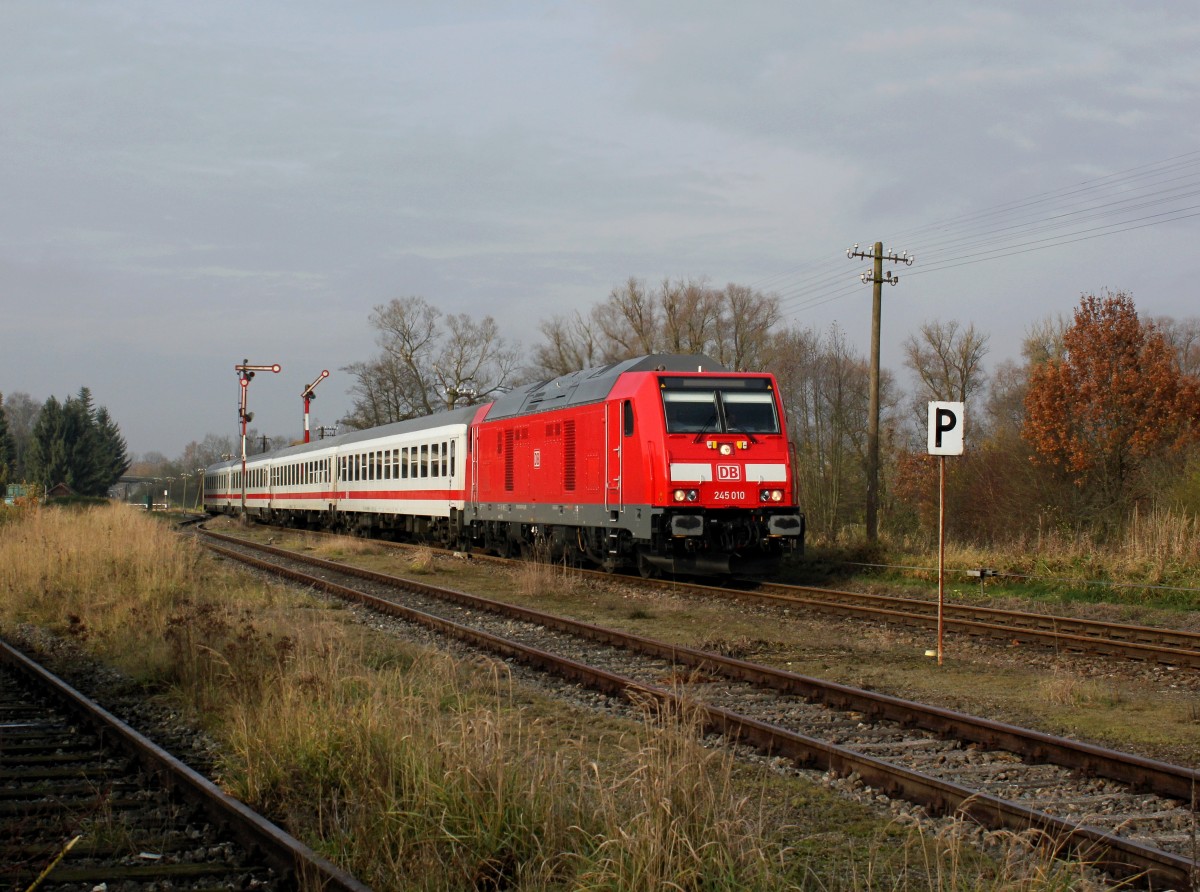 Die 245 010 mit dem IC Rottalerland am 22.11.2014 bei der Einfahrt in Karpfham.
