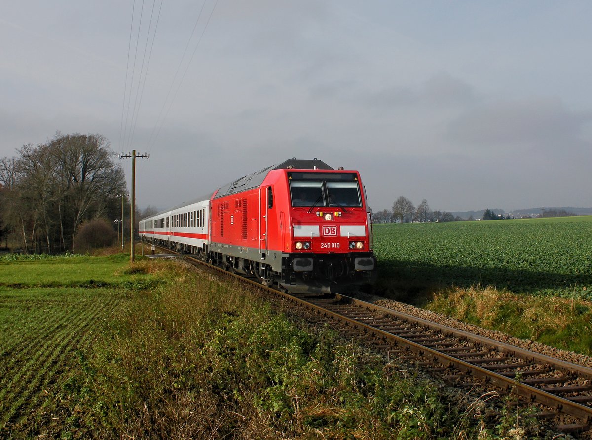 Die 245 010 mit dem IC Rottalerland am 22.11.2014 unterwegs bei Fürstenzell.