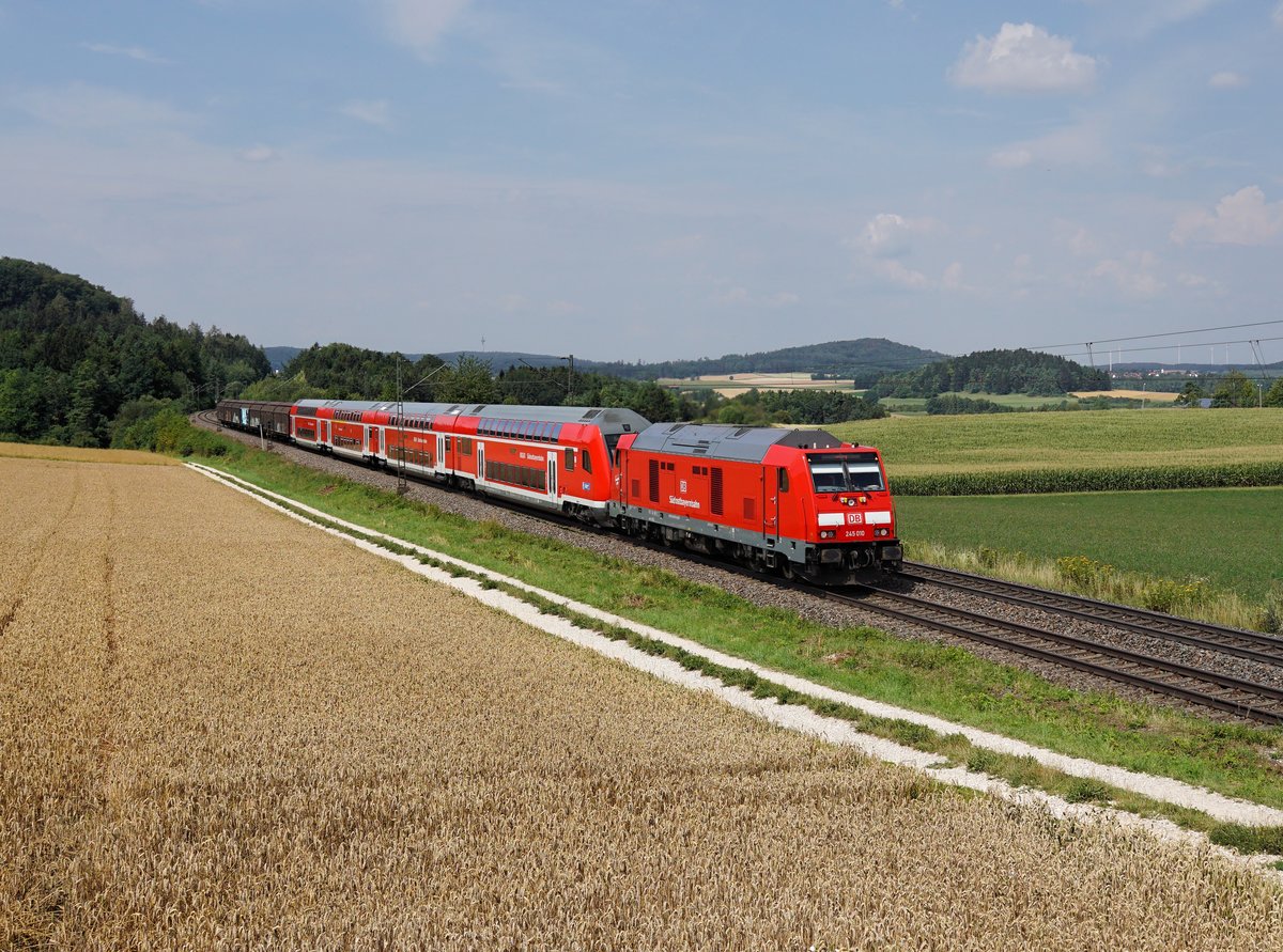 Die 245 010 mit einem BR Radlzug nach Mühldorf am 28.07.2018 unterwegs bei Parsberg.