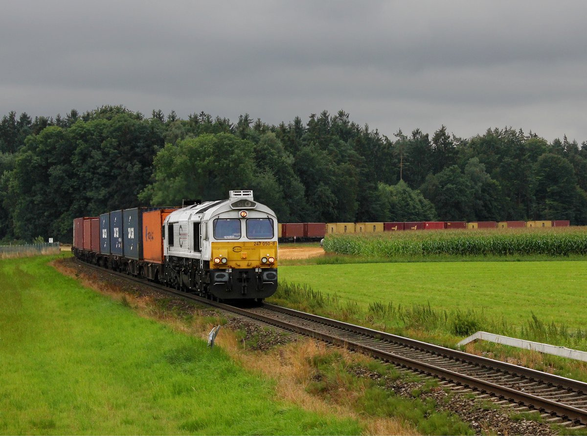 Die 247 050 mit einem Containerzug am 06.08.2016 unterwegs bei Pirach.