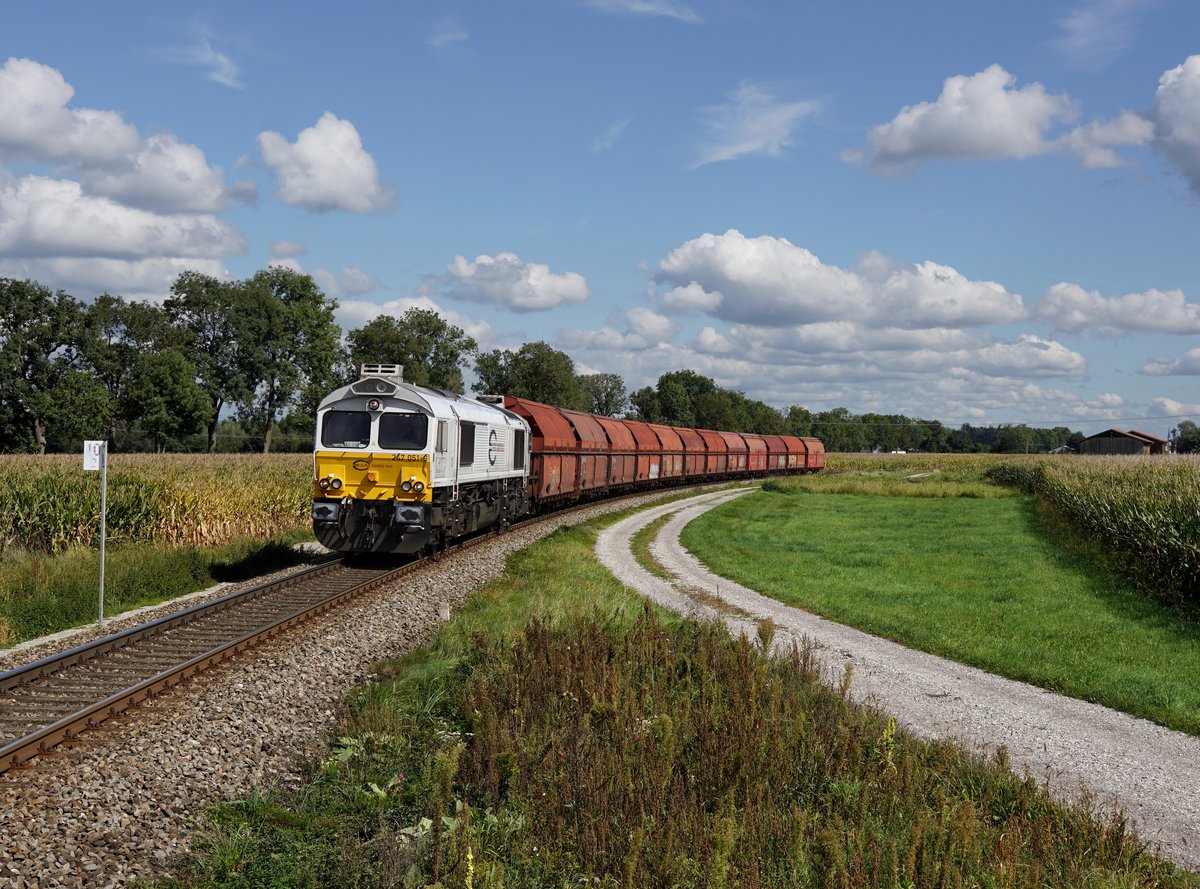 Die 247 051 mit einem Güterzug am 15.09.2017 unterwegs bei Altötting.