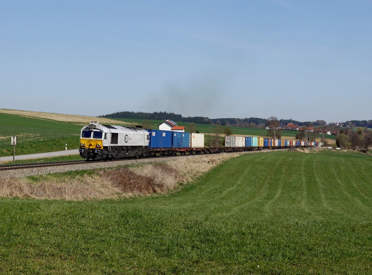 Die 247 056 mit einem Containerzug am 31.03.2017 unterwegs bei Egglkofen.