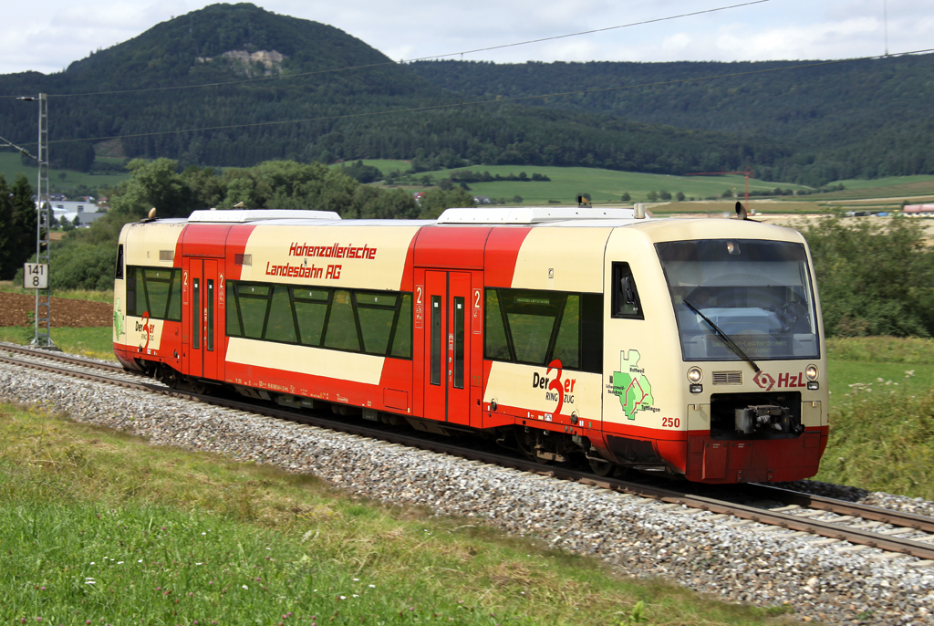 Die 250 der HZL auf dem Weg von Geisingen-Leipferdingen nach Rottweil kurz vor Aldingen am 13.08.2013