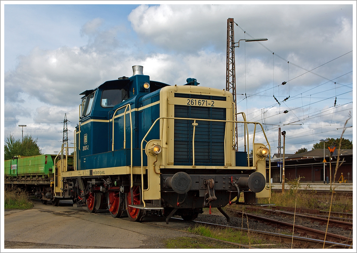 Die 261 671-2 (ex DB V60 671) der Aggerbahn (Andreas Voll e.K., Wiehl),  rangiert am 21.09.2013 mit Seitenkippwagen in Kreuztal am B Httenstrae. Die V60 der schweren Bauart wurde 1959 von MaK unter der Fabriknummer 600260 als V 60 671 gebaut, 1968 erfolgte die Umbezeichnung in 261 671-2, 1984 erfolgte schon die Ausmusterung bei der DB.

Die Lok hat die NVR-Nummer 98 80 3361 671-1 D-AVOLL, somit msste es eigentlich 361 671-1 heien, der NVR-Nummer entsprechend.
