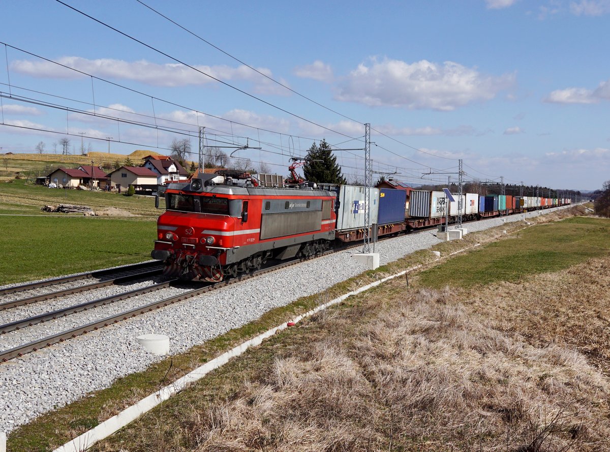 Die 263 034 mit einem Containerzug am 11.03.2017 unterwegs bei Črešnjevec.