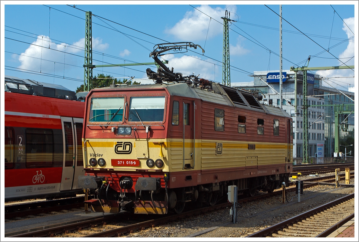 Die ČD 371 015-9  Václav   ex ČD 372 015-8, ČSD 372 015-8 steht am 27.08.2019 beim Hbf Dresden. 

Die Lok wurde 1991 ¦koda in Plzeň (Pilsen) unter der Fabriknummer 8782 für tschechoslowakischen Staatsbahn ČSD als 372 015-8 gebaut, der Wechselstromteil ist von LEW Hennigsdorf. Später erfolgte der Umbau von 120km/h auf 160 km/h Höchstgeschwindigkeit und die Umzeichnung in ČD 371 015-9 (NVR-Nummer: CZ ČD 91 54 7 371 015-9)
Diese  elektrische Zweisystemlokomotiven entstanden durch ein Gemeinschaftsprojekt der Tschechoslowakischen Staatsbahn ČSD und einstigen Deutschen Reichsbahn (DR), die deutschen Lok sind als Baureihen 180 (ex DR 230) eingereiht.

In Deutschland tragen die Loks der BR 180 den  Spitznamen  Knödelpresse, oder wegen dem geringeren Wirkungsgrads auch den Spitznamen  Elbtalheizung . Auch das tschechische Pendant blieb nicht ohne Namen. Die Reihe 372 nennt man im Nachbarland  Bastard , diese 160 km/h schnelle Reihe 371  Turbobastard .

Technische Daten:
Gebaute Loks: 15 für ČSD und 20 DR, davon wurden 6 der ČD in BR 371 und eine DB Lok (180 001) auf 160 km/h Höchstgeschwindigkeit umgebaut. Die 180 001 wurde später an die ČD, als Gegenleistung für eine verunfallte CD-Lok abgegeben, hier nun als ČD 371 201   Gottlieb“  eingereiht.
Spurweite:   1.435 mm
Stromsysteme:   15 kV 16 2/3 Hz / 3 kV Gleichstrom 
Achsfolge:   Bo'Bo'
Länge über Puffer:   16.800 mm
Drehzapfen-Abstand:  8.360 mm
Achsabstand im Drehgestell: 3.200 mm
Eigengewicht:   84 t
Achslast:  21 t
Höchstgeschwindigkeit:  160 km/h
Anfahrzugkraft:   280 kN
Stundenleistung:  3.260 kW
Dauerleistung:   3.080 kW
Dauerzugkraft:  141,6 kN
kleinster befahrbarer  Radius: 120 m  
