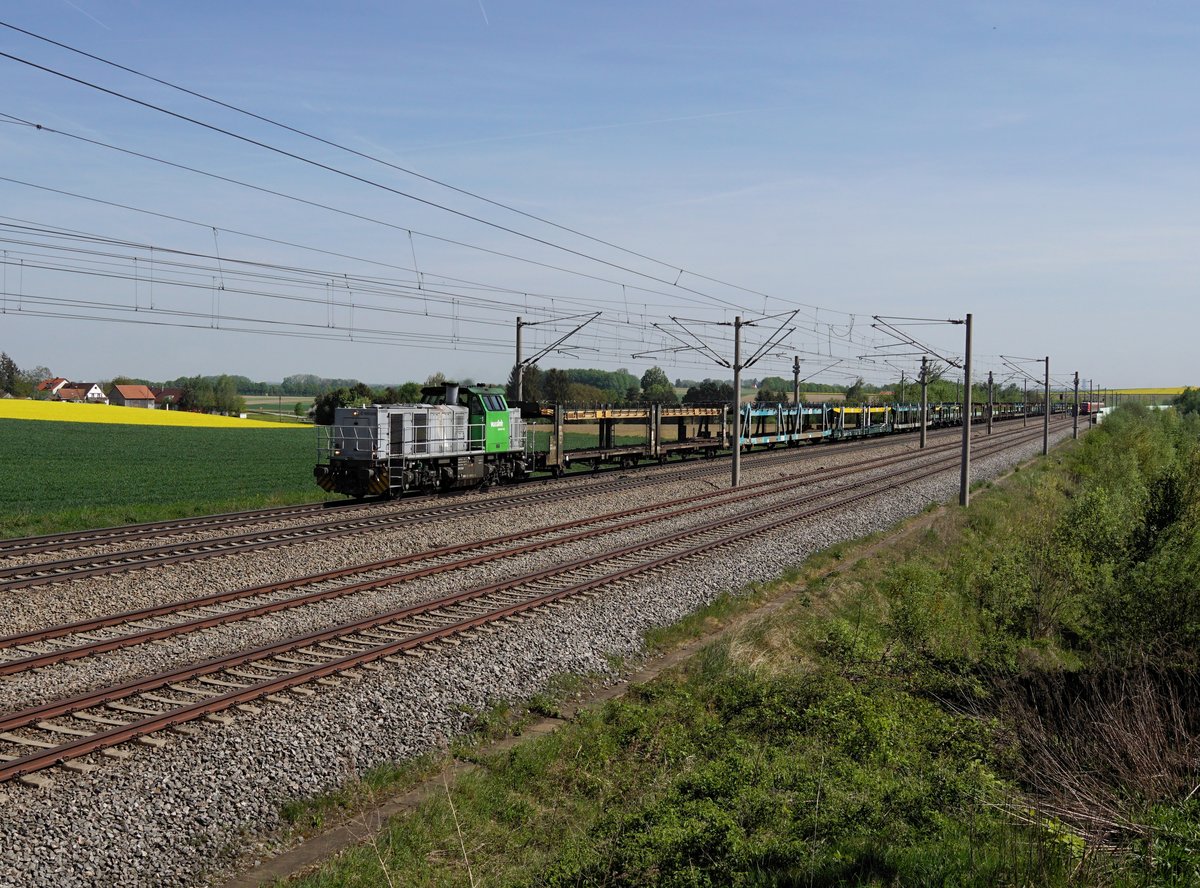 Die 271 006 mit einem leeren Autozug am 27.04.2018 unterwegs bei Unterweilbach.