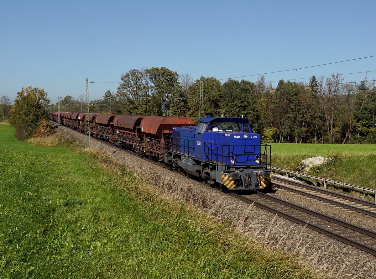 Die 275 117 mit einem Schotterzug am 14.10.2017 unterwegs bei Hilperting.