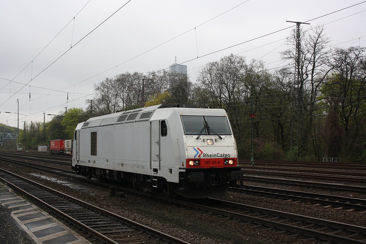 Die 285 103-8 der Rheincargo solo durch Köln West vermutlich nach Brühl die Niederlassung von Rheincargo.

Köln West
11.04.2018