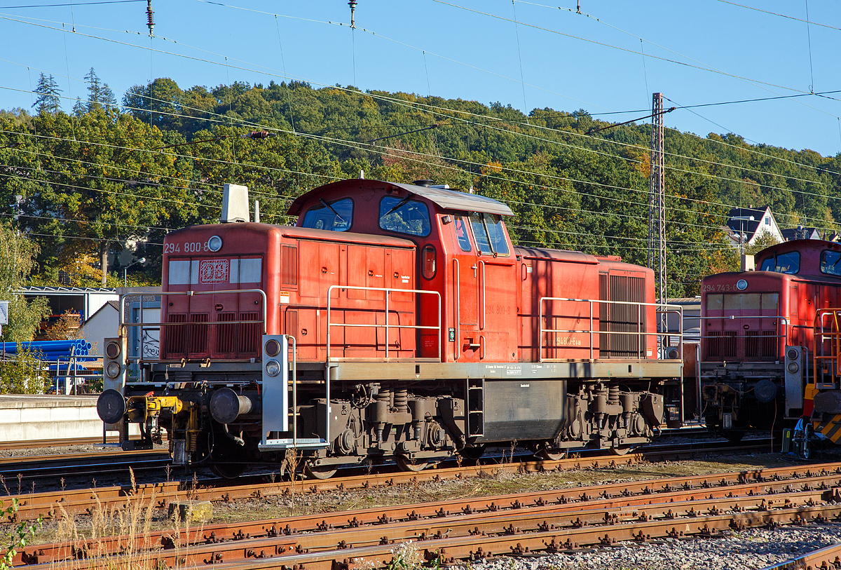 
Die 294 800-8 (98 80 3294 800-8 D-DB) eine remotorisierte V90 der DB Cargo AG, ex DB 294 300-9, ex DB 290 300-3, abgestellt am 16.10.2016 in Kreuztal.

Die Lok wurde 1971 bei Jung, Jungenthal bei Kirchen a.d. Sieg unter der Fabriknummer 14146 als 290 300-3 für die DB gebaut, 1997 erfolgte der Umbau auf Funkfernsteuerung und Umzeichnung in 294 300-9. 

Die Remotorisierung mit einem MTU-Motor 8V 4000 R41, Einbau  einer neuen Lüfteranlage, einem neuen Luftpresser und Ausrüstung mit dem Umlaufgeländer erfolgten 2002 bei der DB Fahrzeuginstandhaltung GmbH im Werk Cottbus. Daraufhin erfolgte die Umzeichnung in 294 800-8.

Technische Daten:
Achsanordnung: B'B'
Spurweite: 1.435 mm
Länge über Puffer: 14.320 mm
Breite: 3.100 mm
Drehzapfenabstand: 7.000 mm
Gesamtachsstand: 9.500 mm
Höchstgeschwindigkeit: 80 km/h Streckengang / 40 km/h Rangiergang 
kleinste Dauergeschwindigkeit: 9 km/h Streckengang / 3 km/h Rangiergang

Motorhauptdaten (Quelle: MTU):
Motorbauart: MTU 8-Zylinder-Diesel-V-Motor 90° mit Common-
Rail-Einspritzsystem, Abgas-Turbolader und Ladeluftkühlung
Motortyp:   8V 4000 R41 
Nennleistung:  1000 kW / 1341 PS (gedrosselt)
Drehzahl max.:  1800  1/min   
Bohrung/Hub: 165/190 mm
Hubraum: 32,5l
Kraftstoffverbrauch bei Nennleistung: 249,4 l/h
Abgas-Emission :   UIC Kodex 624V, Stufe II
Länge: 1.915 mm
Breite: 1.380 mm
Höhe: 1.800 mm
Gewicht (trocken): 4.700 kg

Getriebe und Leistungsübertragung:
Das hydraulische Getriebe von Voith hat zwei Wandlergänge. Ein mechanisches Nachschaltgetriebe ermöglicht die Wahl zwischen einem Schnell- und einem Langsamgang sowie den Wechsel der Fahrtrichtung. Um feinfühlige Langsamfahrten zu ermöglichen, hat das Getriebe eine stufenlos regelbare Wandlerteilfüllung.
Die Leistungsübertragung auf die Achsgetriebe erfolgt dann über Gelenkwellen.