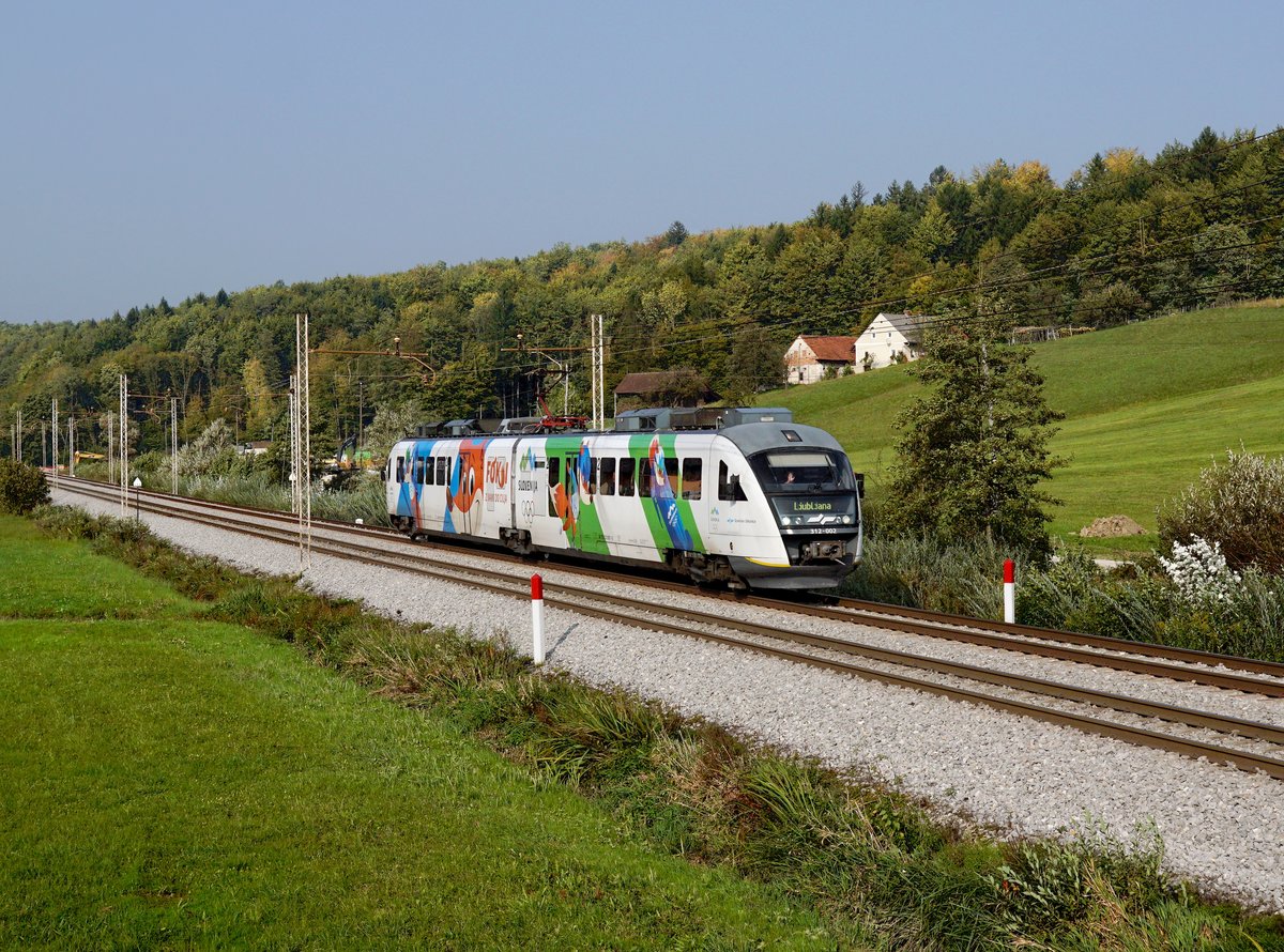 Die 312 002 als Regionalzug nach Ljubljana am 05.10.2017 unterwegs bei Spodnja Brežnica.