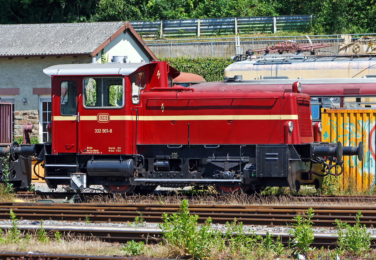 Die 332 901-8 der RE (Rheinische Eisenbahn GmbH) eine Tochtergesellschaft der Eifelbahn Verkehrsgesellschaft mbH (EVG), ex RAR V 240.01  Kamila , ex DB 332 901-8, ex DB Köf 11 063, abgestellt am 06.06.2014 in Linz am Rhein.

Die Köf 11 063 wurde 1964 von Lokomotiv- und Maschinenfabrik Gmeinder & Co. in Mosbach unter der Fabriknummer  5304 gebaut und als Köf 11 063 an die Deutsche Bundesbahn geliefert, zum 01.01.1968 erfolgte die Umzeichnung in DB 332 901-8. Die Ausmusterung bei der DB erfolgte 1999, im Jahre 2003 ging sie dann an die RAR (Rent-a-Rail Eisenbahn-Service AG) in Ellwangen dort wurde sie als V 240.01  Kamila  bezeichnet.
2005 kam sie dann zur RE (Rheinische Eisenbahn GmbH) in Linz, diese ist eine Tochtergesellschaft der Eifelbahn Verkehrsgesellschaft mbH (EVG), dort wird sie nun wieder als 332 901-8 bezeichnet.
Die Lok hat seit 2007 die NVR-Nummer 98 80 3332 901-8 D-EVG.

Technische Daten:
Achsformel : B 
Spurweite: 1435 mm
Länge über Puffer: 7.830 mm
Achsabstand: 2.800 mm
Dienstmasse (2/3 Vorräte): 22 t 
Dieselkraftstoff: 300 l
Motor: 8-Zylinder-MWM-Dieselmotor RHS 518 A
Leistung:  177 kW (240 PS)
Höchstgeschwindigkeit: 45 km/h 
Anfahrzugkraft: 83,4 kN

