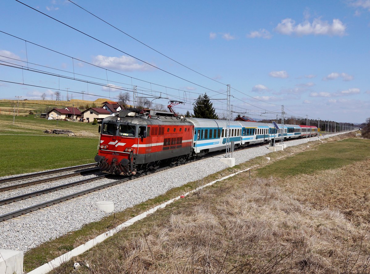 Die 342 001 mit einem EC nach Ljubljana am 11.03.2017 unterwegs bei Črešnjevec.