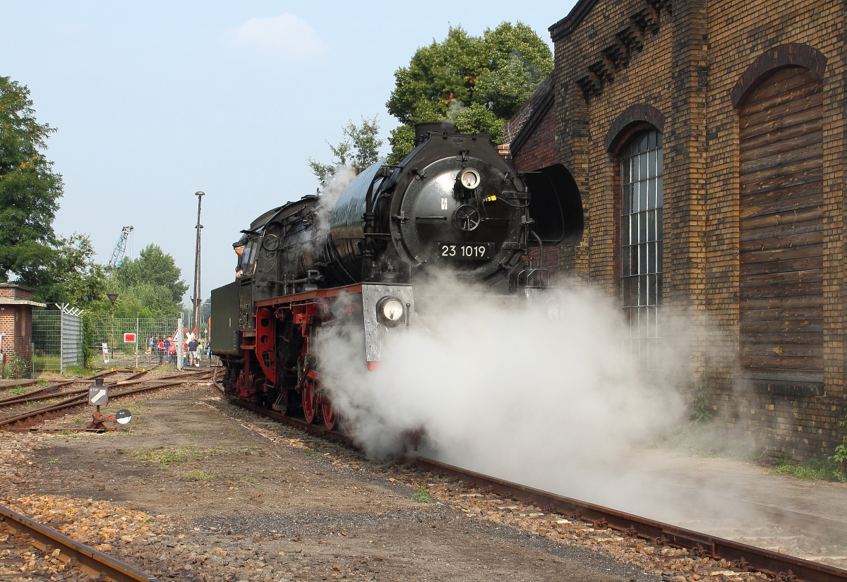 Die 35 1019-5 des Lausitzer Dampflokklubs zu Gast beim 10. Berliner Eisenbahnfest im Bw Berlin Schneweide am 31.08.2013.