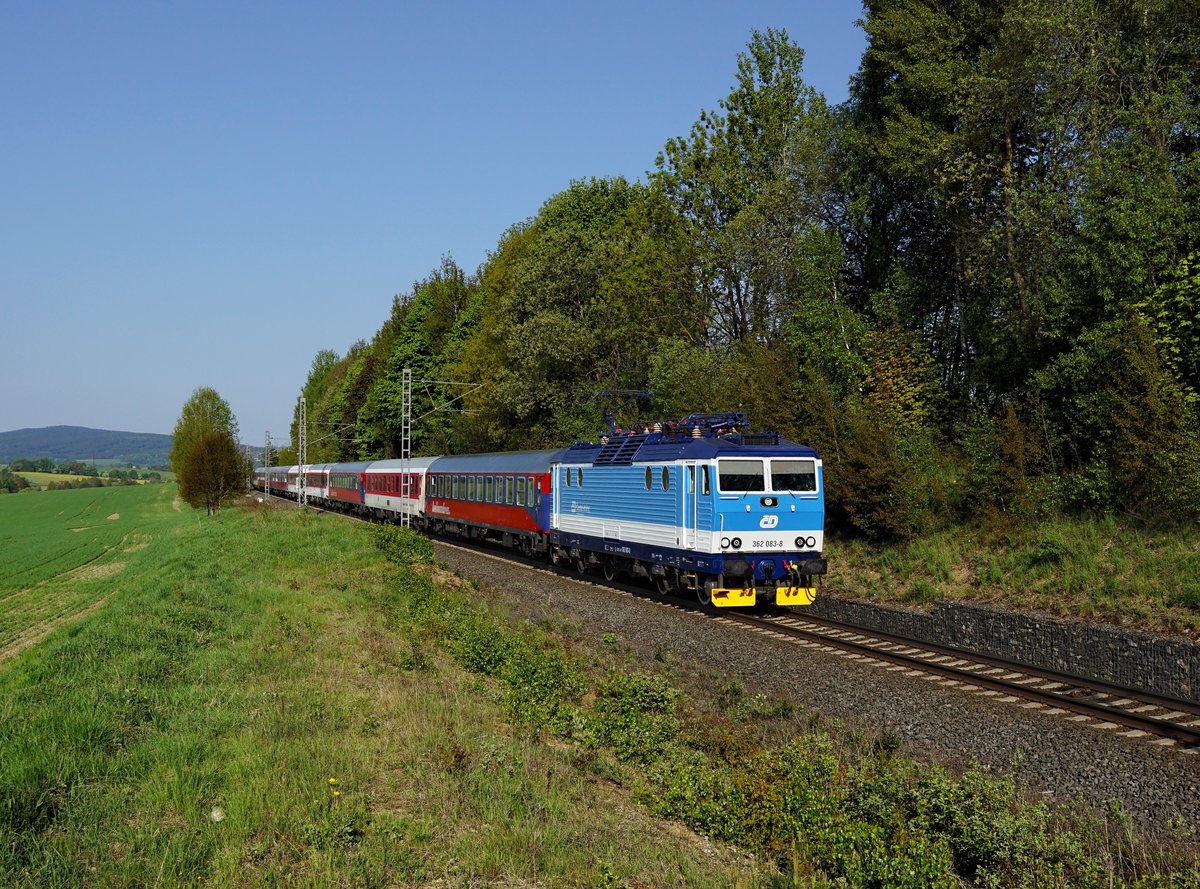 Die 362 083 mit dem Hochfranken Express nach Prag am 05.05.2018 unterwegs bei Valy.