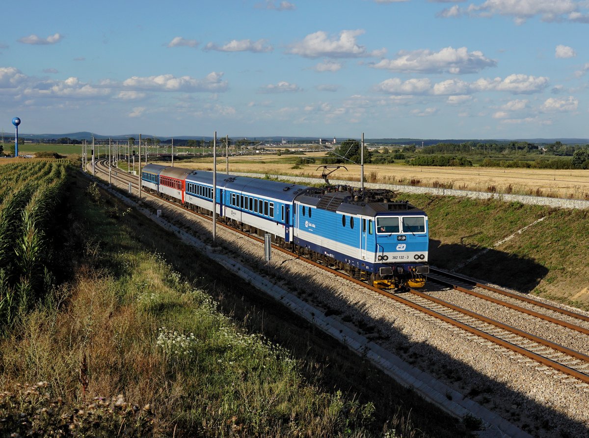 Die 362 132 mit einem R nach České Budějovice am 05.08.2017 unterwegs bei Horusice.