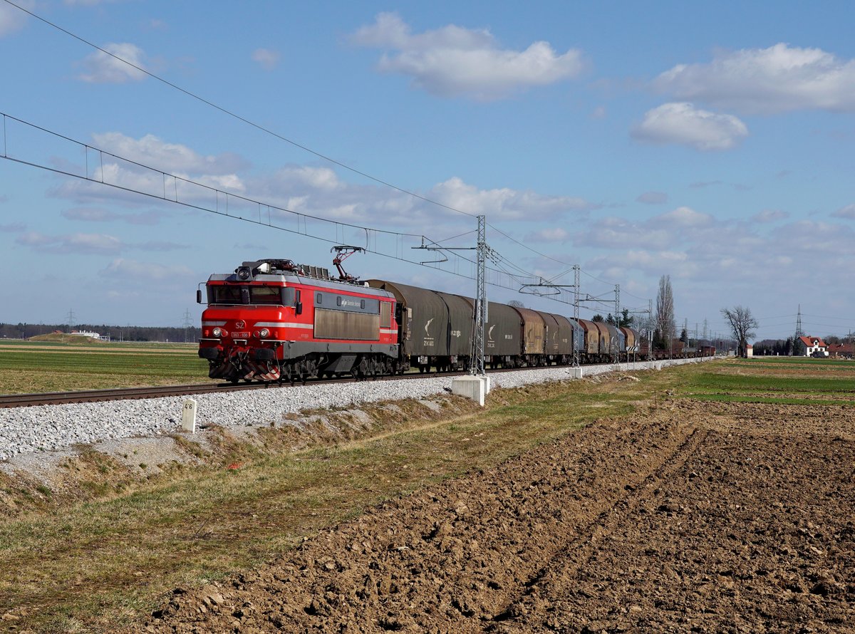 Die 363 030 mit einem Güterzug am 11.03.2017 unterwegs bei Cirkovce.