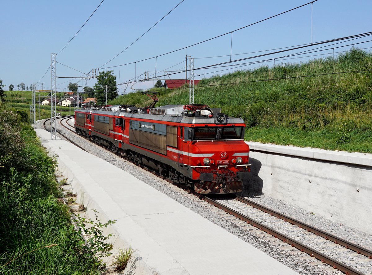 Die 363 031, die 363 032 und die 363 003 am 08.07.2017 unterwegs bei Črešnjevec.