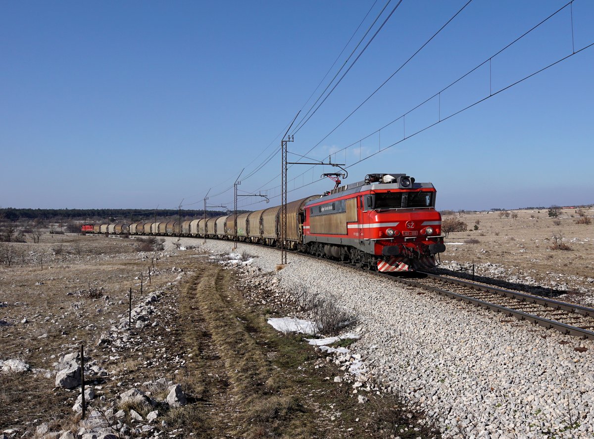 Die 363 033 mit einem Stahlzug am 11.02.2018 unterwegs bei Črnotiče.