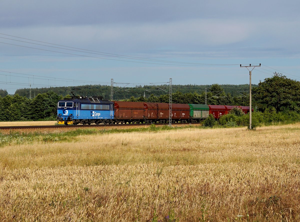 Die 363 050 mit einem Kohlezug am 07.07.2018 unterwegs bei Újezd.