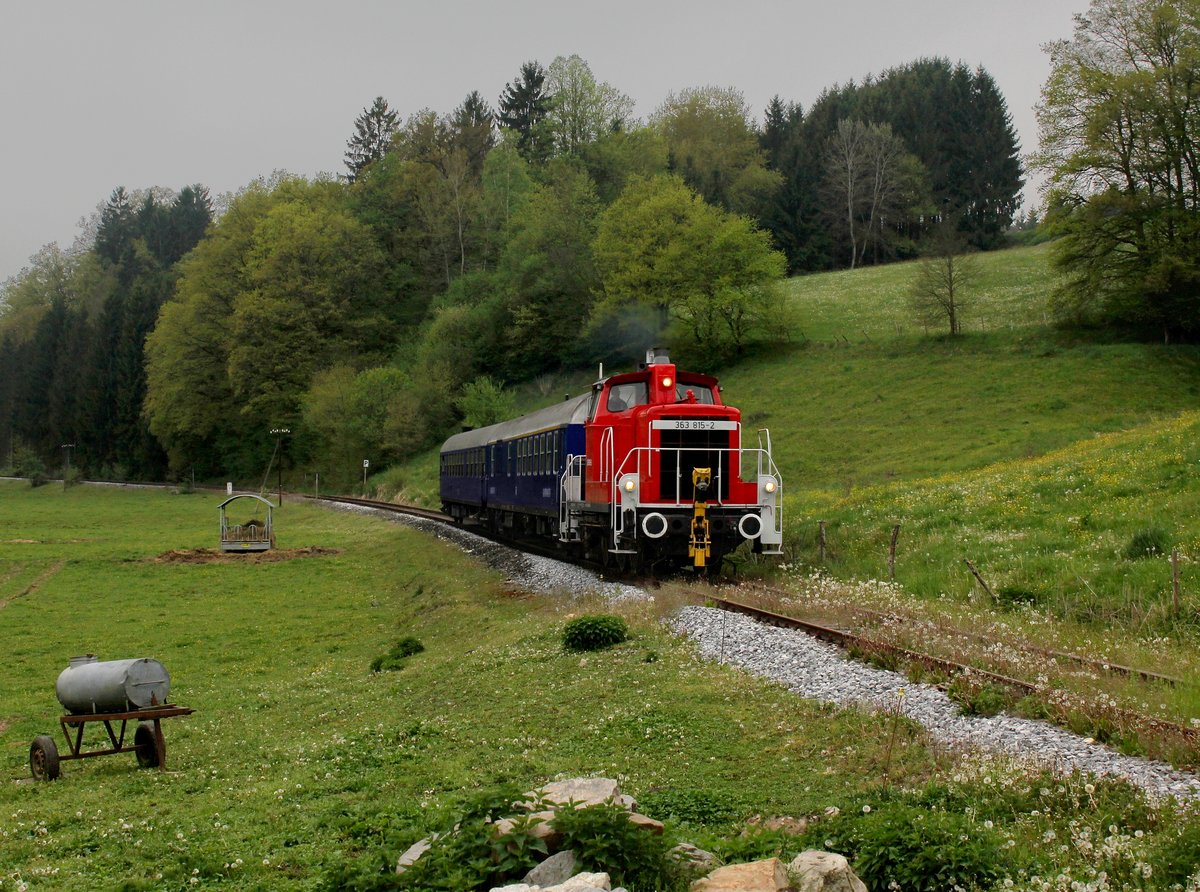 Die 363 815 mit einem Personenzug nach Freyung am 01.05.2014 unterwegs bei Röhrnbach.