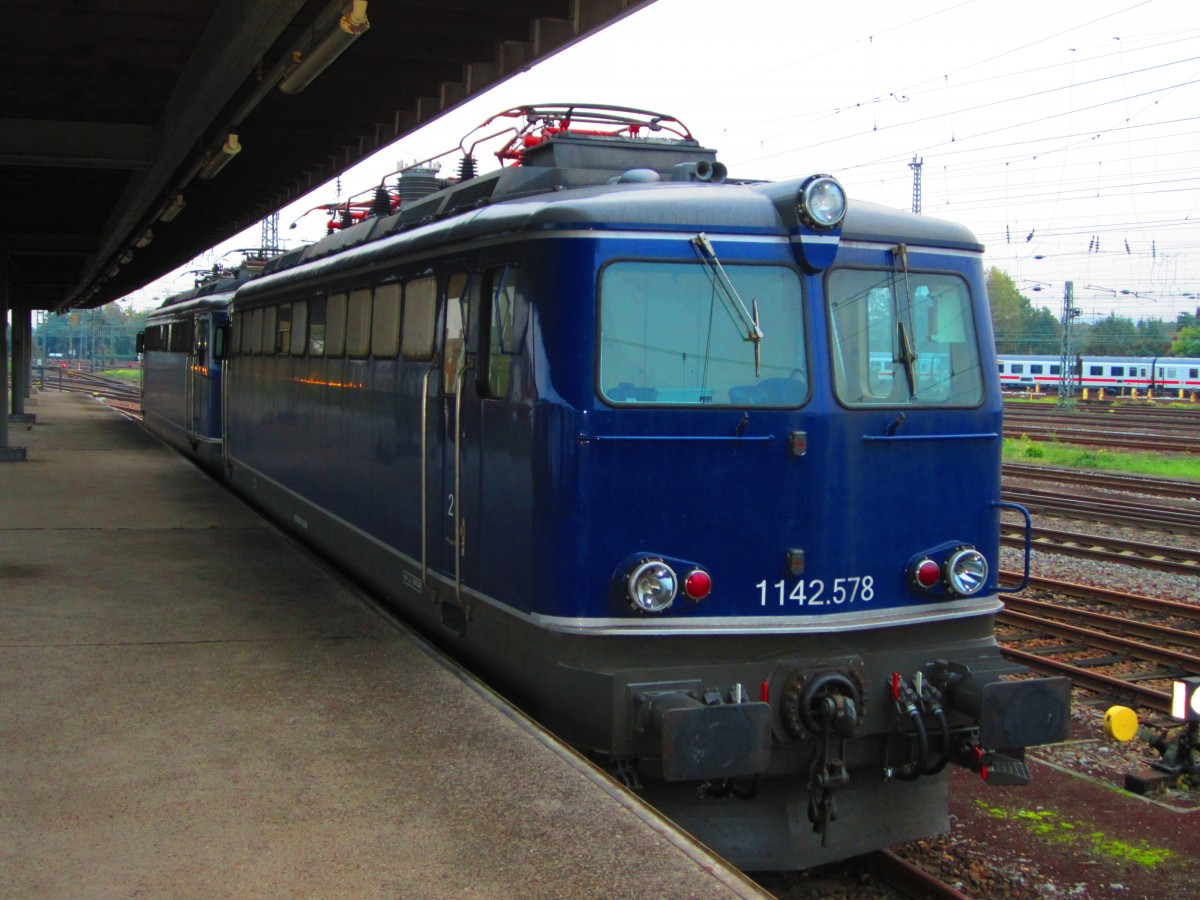 Die 4000 kW enorm starke ex BB Lok 1142.578 abgestellt in Karlsruhe.