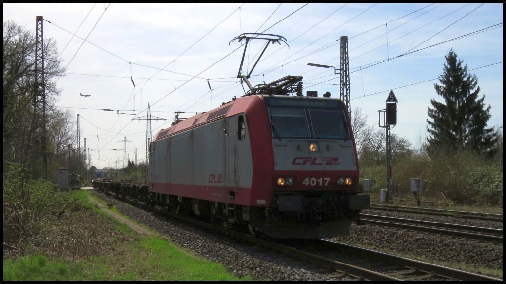 Die 4017 der CFL ist mit einen Güterzug am Haken unterwegs bei Lintorf Ratingen im Mai 2015.