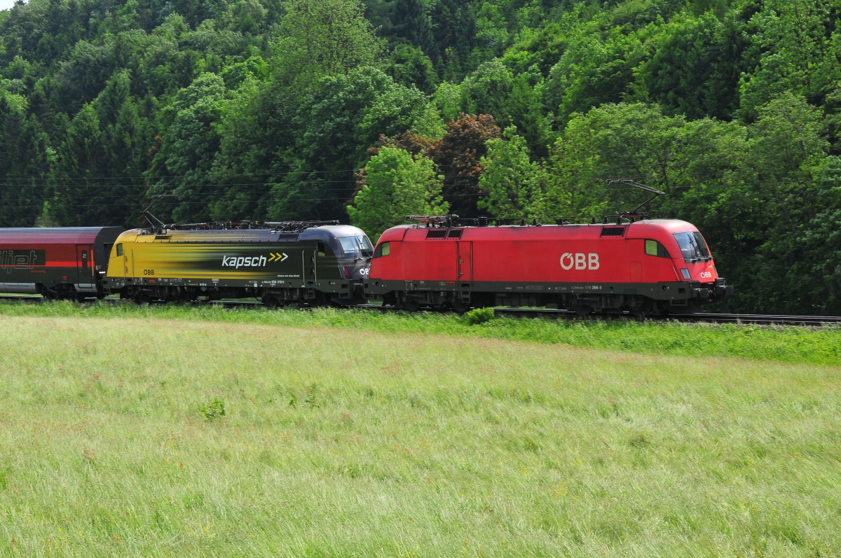 Die သKapsch Lokလ 1216 210-5 und eine neutrale 1116 bei Oberaudorf am 24.05.14