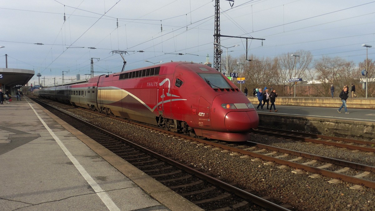 Die 4301 des Thalys (SCNF) bei der langsamen Durchfahrt durch Köln Messe/Deutz in Richtung Köln HBF , DEN 05.12.2015