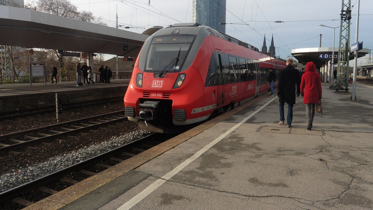Die 442 302 der DB mit dem RE 9 oder RSX ( Aachen - Siegen ) beim Halt in 
Köln Messe/Deutz , DEN 05.12.2015