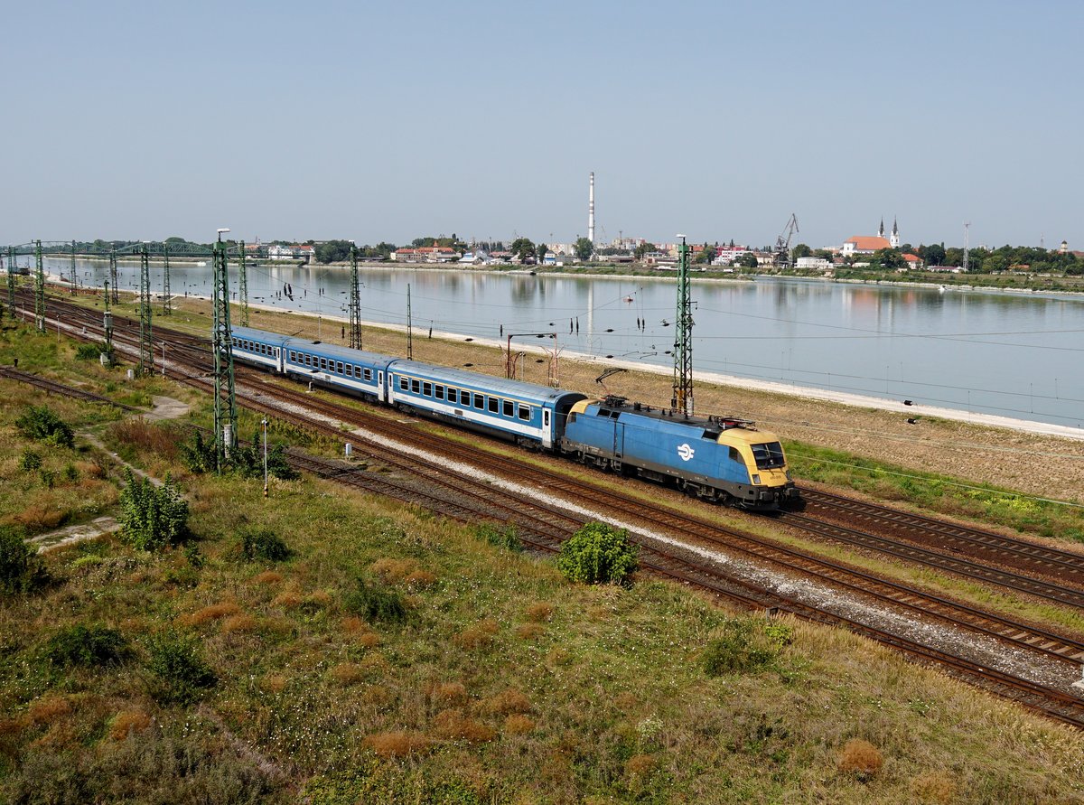 Die 470 009 mit einem IC nach Budapest am 27.08.2017 bei der Ausfahrt aus Komárom.