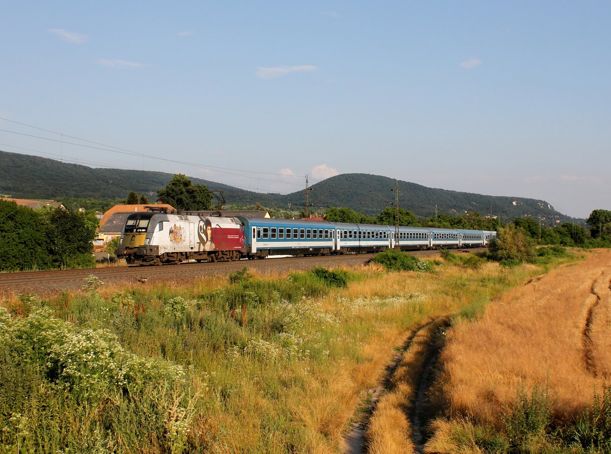 Die 470 501mit einem IC nach Sopron am 02. 07.2016 unterwegs bei Vértesszőlős.

