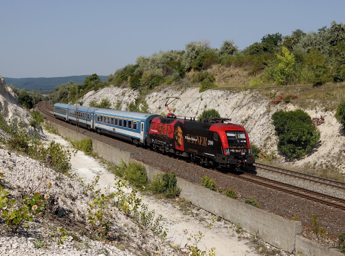 Die 470 503 mit einem IC nach Budapest am 26.08.2017 unterwegs bei Szár