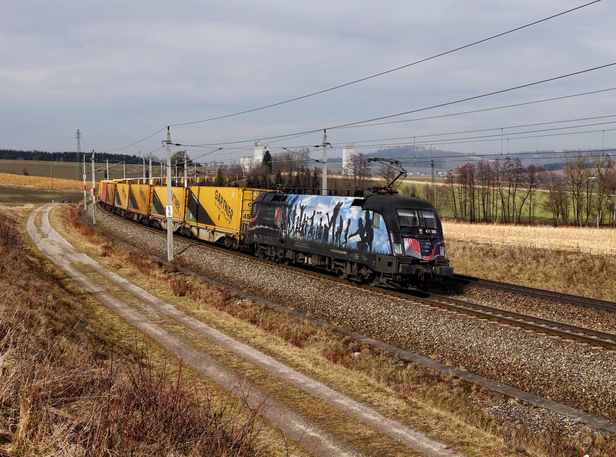 Die 470 505 mit einem KLV-Zug am 11.03.2018 unterwegs bei Haiding.