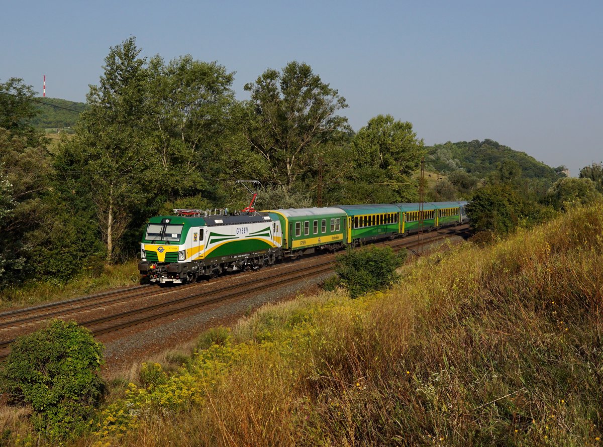 Die 471 004 mit einem IC am 26.08.2017 unterwegs bei Tatabánya.