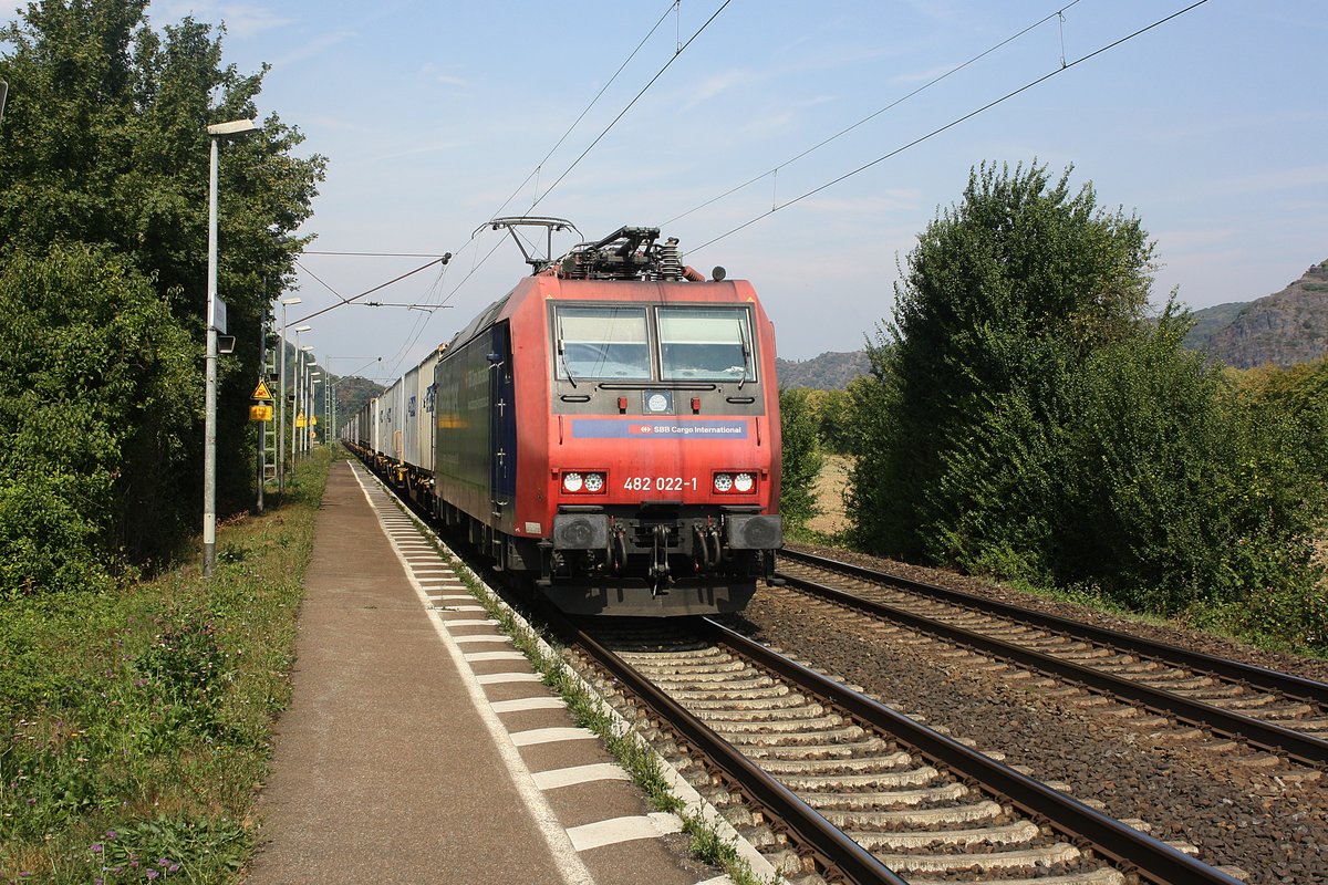 Die 482 022-1 der SBB Cargo mit einem Güterzug aus Köln kommend durch Namedy in Richtung Koblenz.

Namedy
17.08.2018