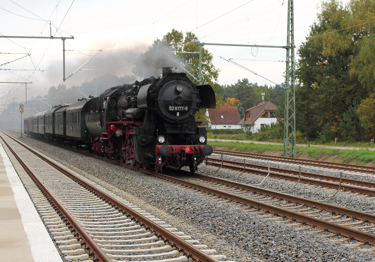 Die 52 8177-9 der Dampflokfreunde Berlin mit dem Traditionszug auf dem Weg zum Tpfermarkt nach Rheinsberg, hier bei der Durchfahrt am 13.10.2013 in Nassenheide.