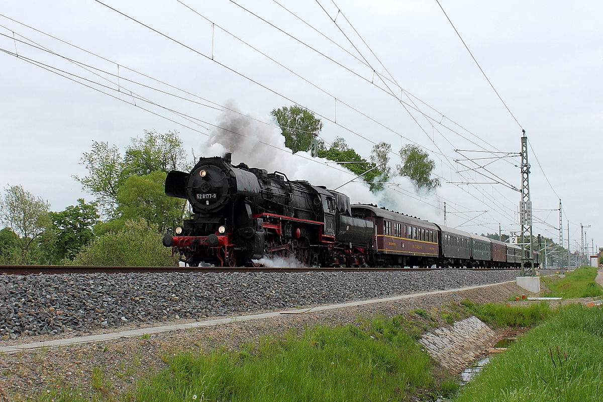 Die 52 8177-9 der Dampflokfreunde Berlin mit dem Traditionszug auf dem Weg zum Märkischen Dampfspektakel Mildenberg bei Zehdenick am 04.05.05.2014 in Nassenheide.