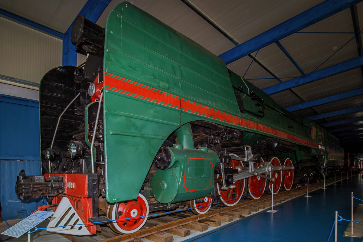 Die 5,20 Meter hohe russische P36 0123 ausgestellt im Eisenbahn &  Technik Museum Rügen in Prora. - 15.04.201