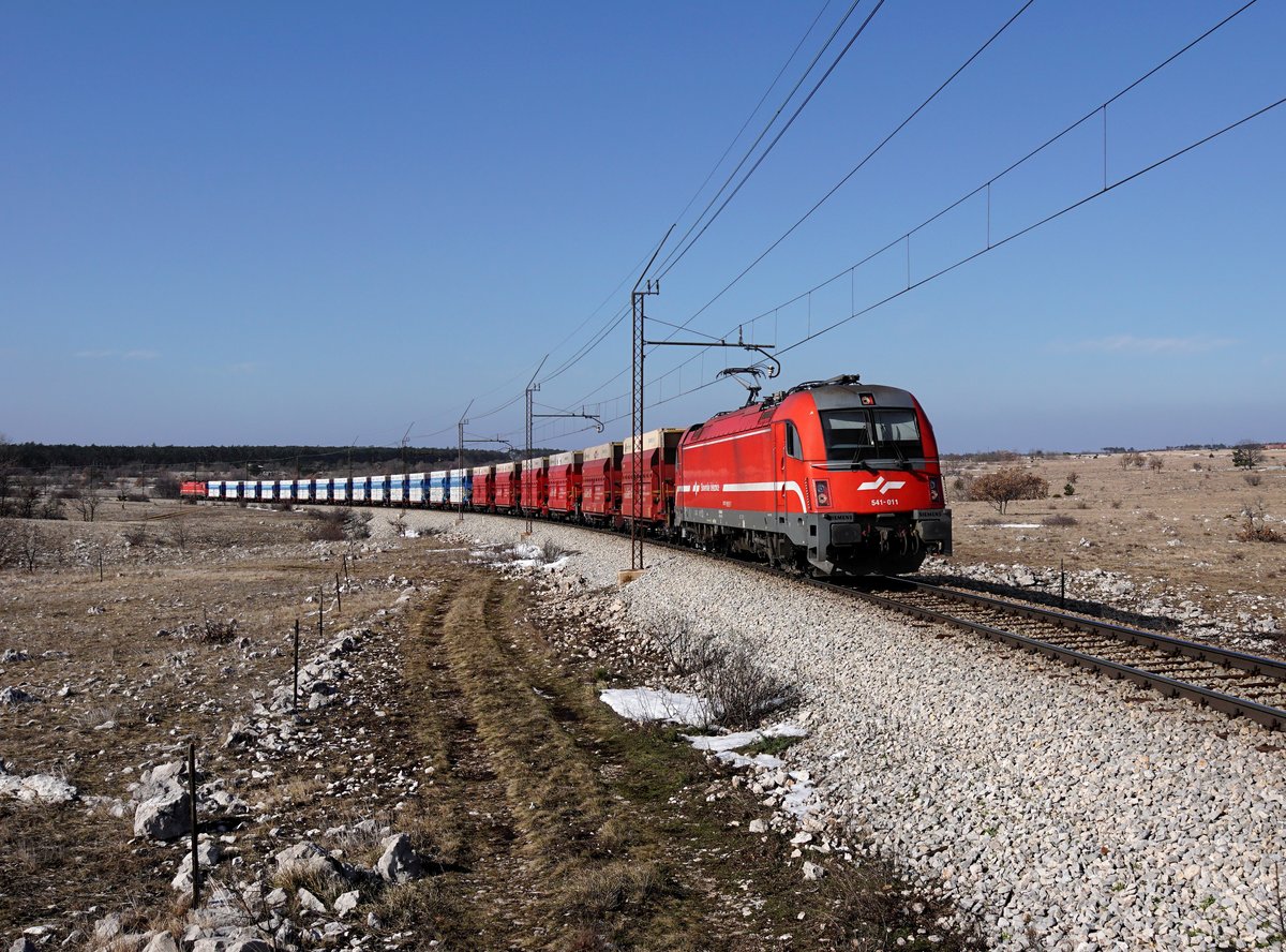 Die 541 011 mit einem Erzzug am 11.02.2018 unterwegs bei Črnotiče.