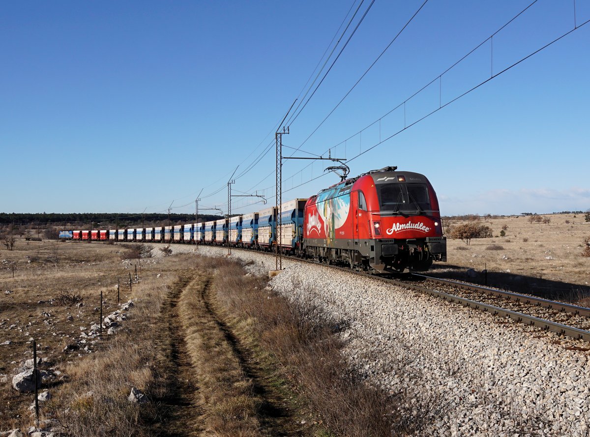 Die 541 013 mit einem Erzzug am 02.01.2019 unterwegs bei Črnotiče.