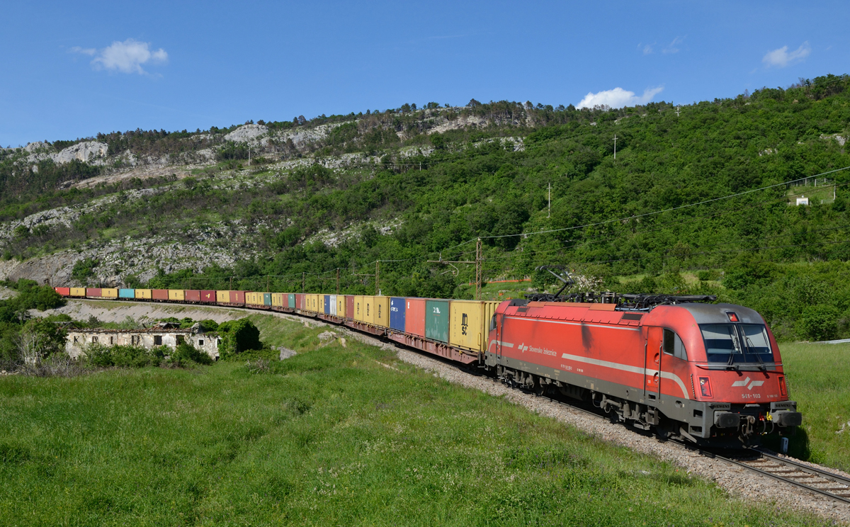 Die 541 103 rollte am 28. Mai 2017 mit einem sehr gut ausgelastetem Containerzug die Koper-Rampe bergab, und wurde von mir bei Zanigrad fotografiert.