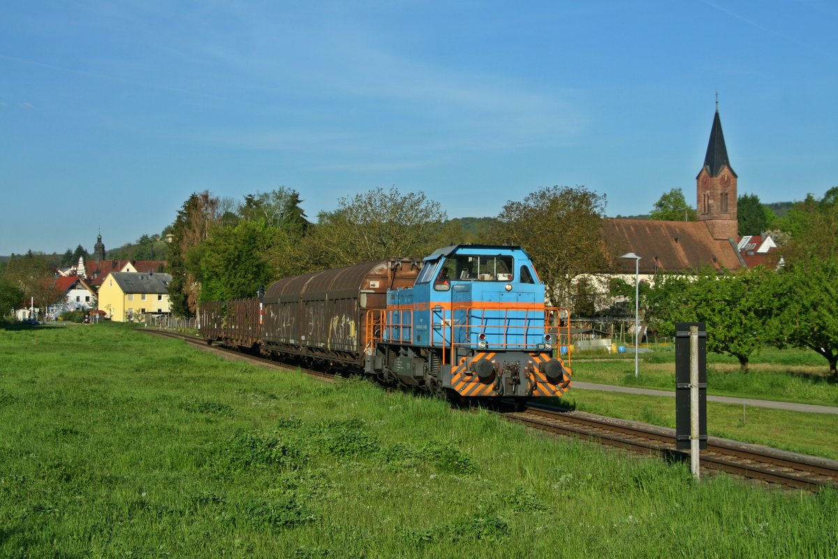 Die 575 002-7 alias V102 war am Morgen des 06.05.16 mit der Übergabe (EZ) 55830 von Freiburg (Breisgau) Gbf nach Breisach unterwegs. Hier konnte der Zug beim Verlassen des Bahnhofs Bötzingen aufgenommen werden.