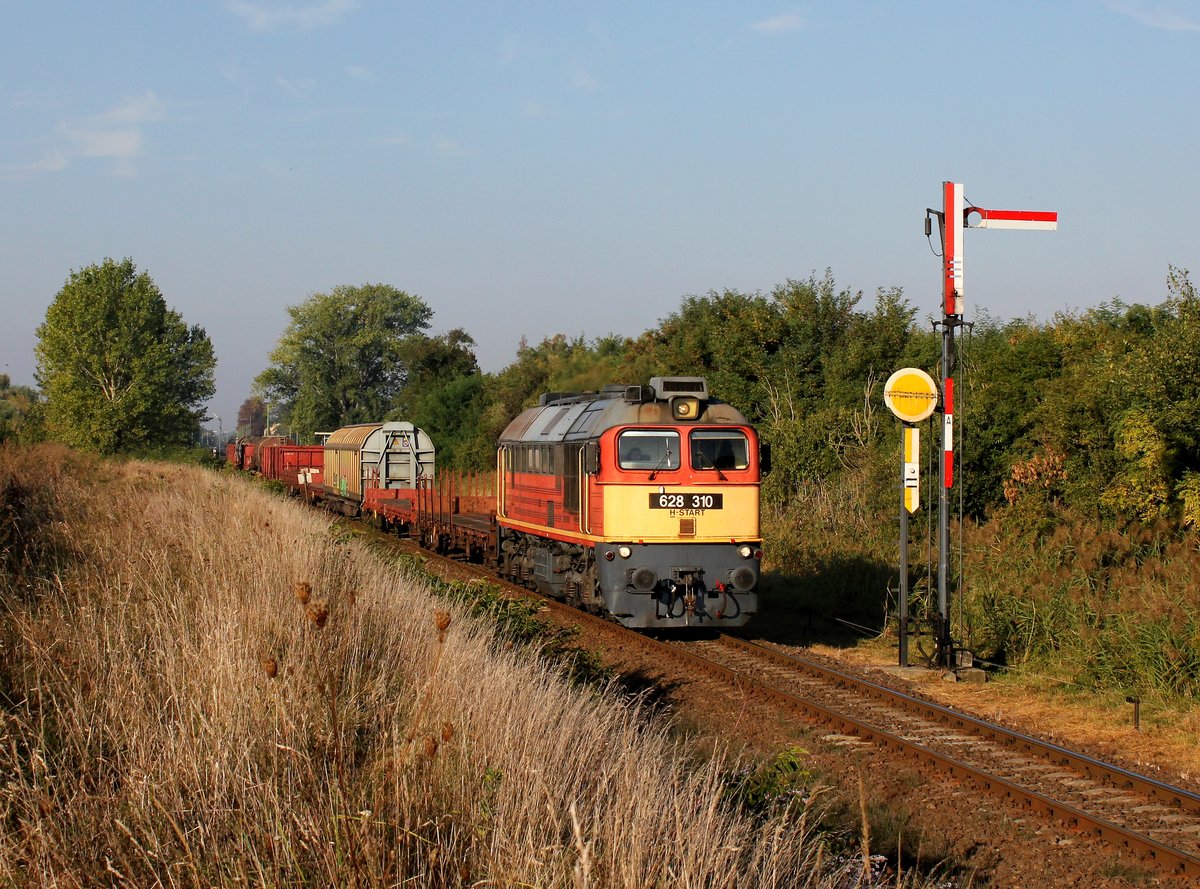 Die 628 310 mit einem Güterzug am 30.09.2016 unterwegs bei Mezőlak.