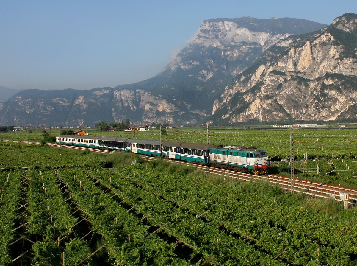 Die 656 437 mit einem Nachtzug nach Bozen am 09.07.2016 unterwegs bei Mezzocorona.