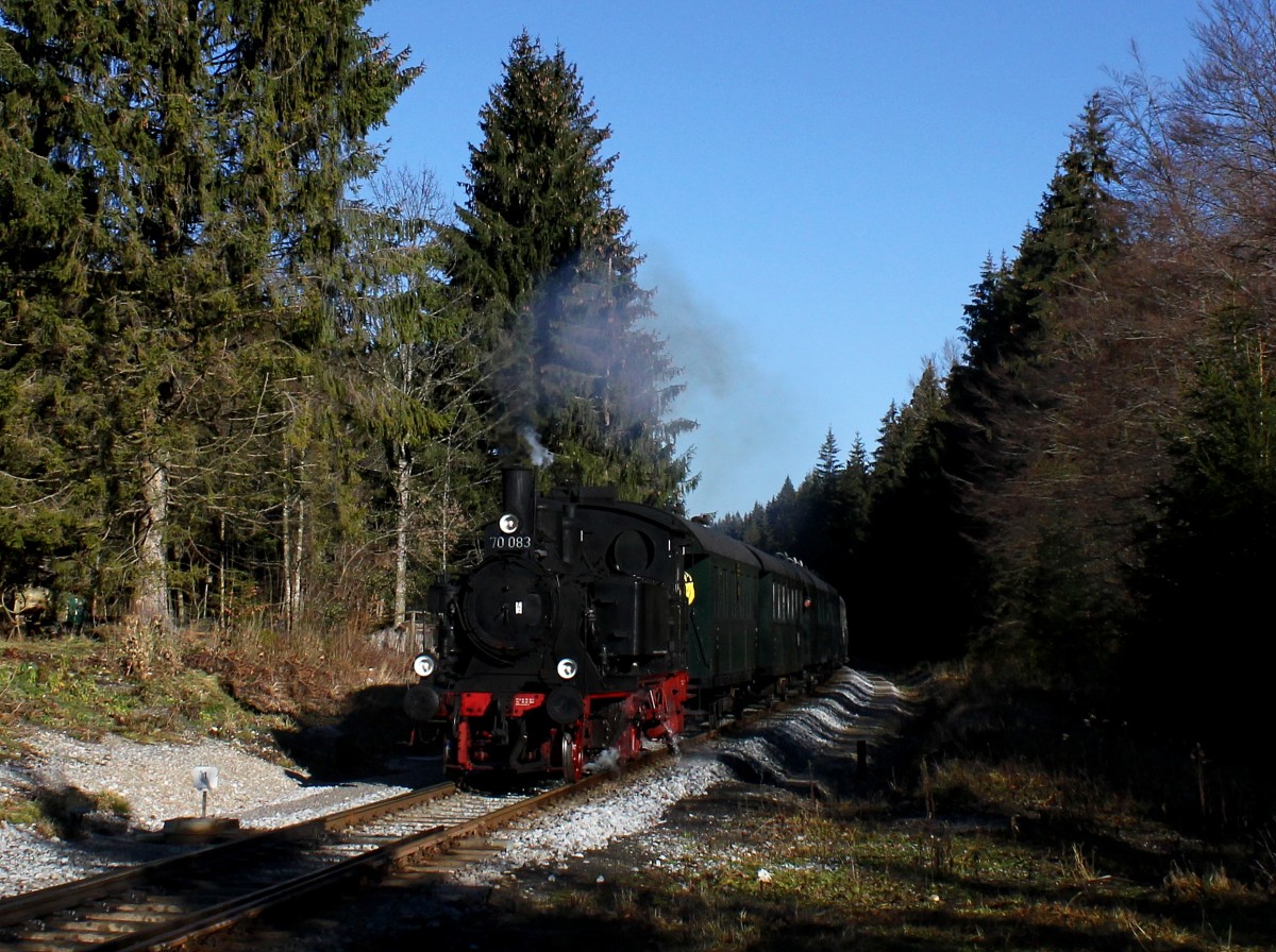 Die 70 083 mit einem Sonderzug nach Tegernsee am 06.12.2015 unterwegs bei Schaftlach.