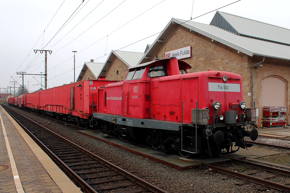 Die 714 002 der DB Netz Notfalltechnik mit dem Tunnelrettungszug am 26.03.2015 in Fulda.