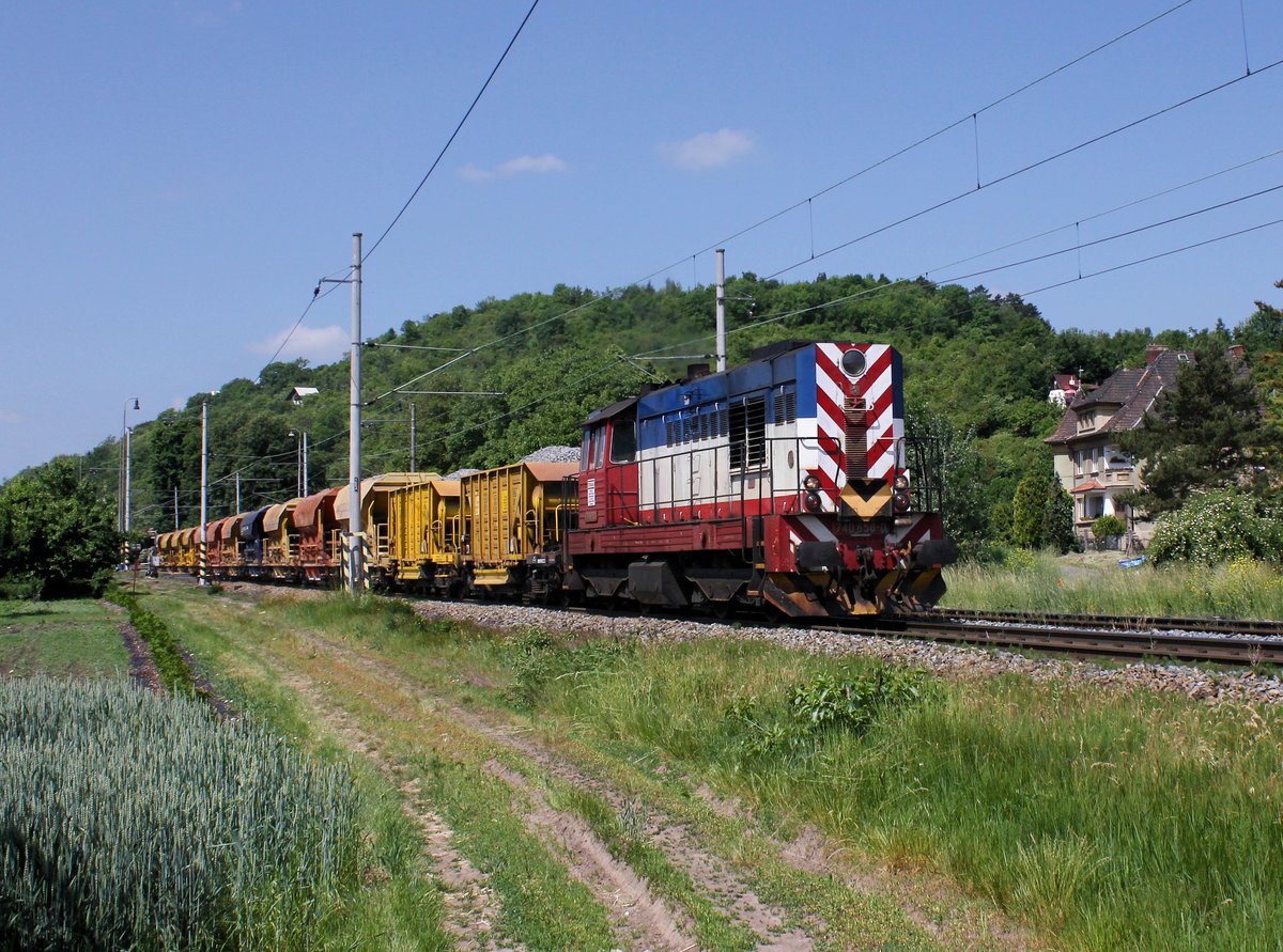 Die 740 658 mit einem Schotterzug am 04.06.2015 unterwegs bei Křešice.
